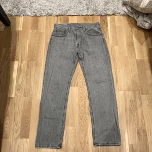 Grå Levis 551 Z jeans | Nyskick 31/32 - Knappt använda ca 2-3 gånger. Skicka meddelande vid intresse.