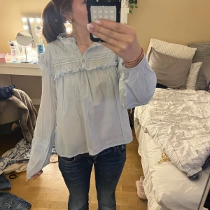 Blå blus  - Super fin blå blus från Zara med knappar längst upp och lite fina detaljer💗💗