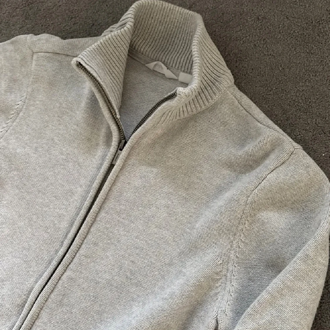 Ljusgrå stickad kofta med dragkedja - 1