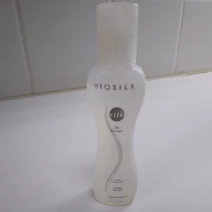 Biosilk Silk Therapy 50 ml, silkedroppar, glans. - Biosilk Silk Therapy är en genomskinlig, lätt hårvårdsprodukt i en smal plastflaska med pump. Innehåller silkesproteiner som ger mjukt och glansigt hår. Perfekt för att tämja friss och ge extra lyster. Flaskan är stilren och enkel att använda. Har stått en tid men endast använd en gång så nästan helt full flaska.