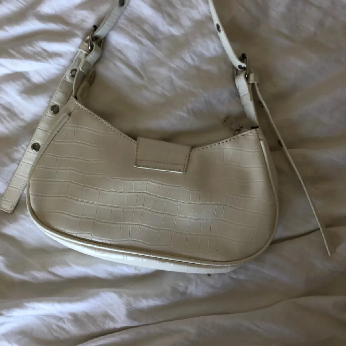 Vit axelväska i crocopräglat skinn - 1