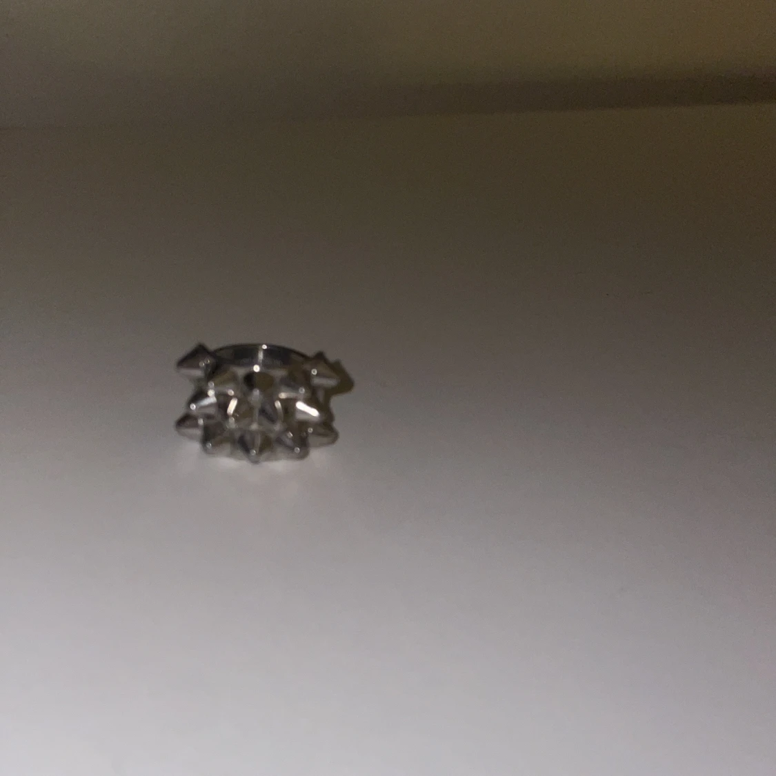 Silvrig ring med nitar från Edblad