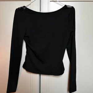 Svart långärmad spetsblus - Snygg svart långärmad tröja med djup rygg. Tröjan är från Shein men vet dock inte str då jag klippt bort lappen. Skulle tippa på att den är i str S🌟
