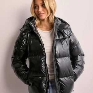 Skit snygg jacka från Nelly - Otroligt fin jacka från nelly som jag använde lite förra året. Var otroligt populär då och kostade ca 900. Säljer då jag vill ha en annan i år. Inga defekter och är villig att gå ner i pris vid snabb affär.