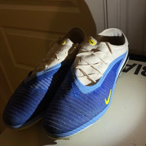 Nike phantom 6 elite  - Säljer dessa split nya fotbollsskor,  Köpte skorna för 3200 kr från unisportstore skorna var för små för mig. Vid snabb affär kan priset diskuteras 