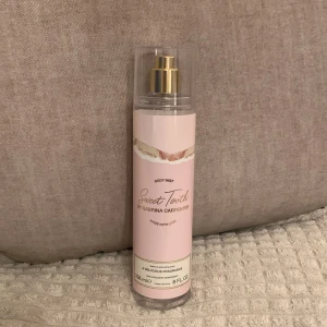 Sweet Tooth Body Mist - En Sweet tooth body mist av Sabrina carpenter. Det är cirka 100ml kvar i den. Säljer den för att jag använder parfymen Sweet tooth mer så body misten kommer inte till så mycket användning. Luktar otroligt gott som en söt gormand dröm. Har noter av bl.a: Marshmallows, madagaskarvanilj, vipsgrädde, kanderad ingefära, choklad, sockrad mysk, kokosmjölk😋🤍🥥🍦
