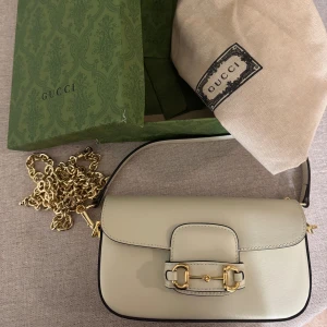 Beige handväska från zalando i skinn - Snygg beige handväska från zalando i skinn, perfekt för hösten :) kommer med dust bag och box kommer med lång guldig kedja också 