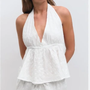 Halterneck topp - Vit halterneck topp med broderier, använd 1-2 ggr, inga defekter 