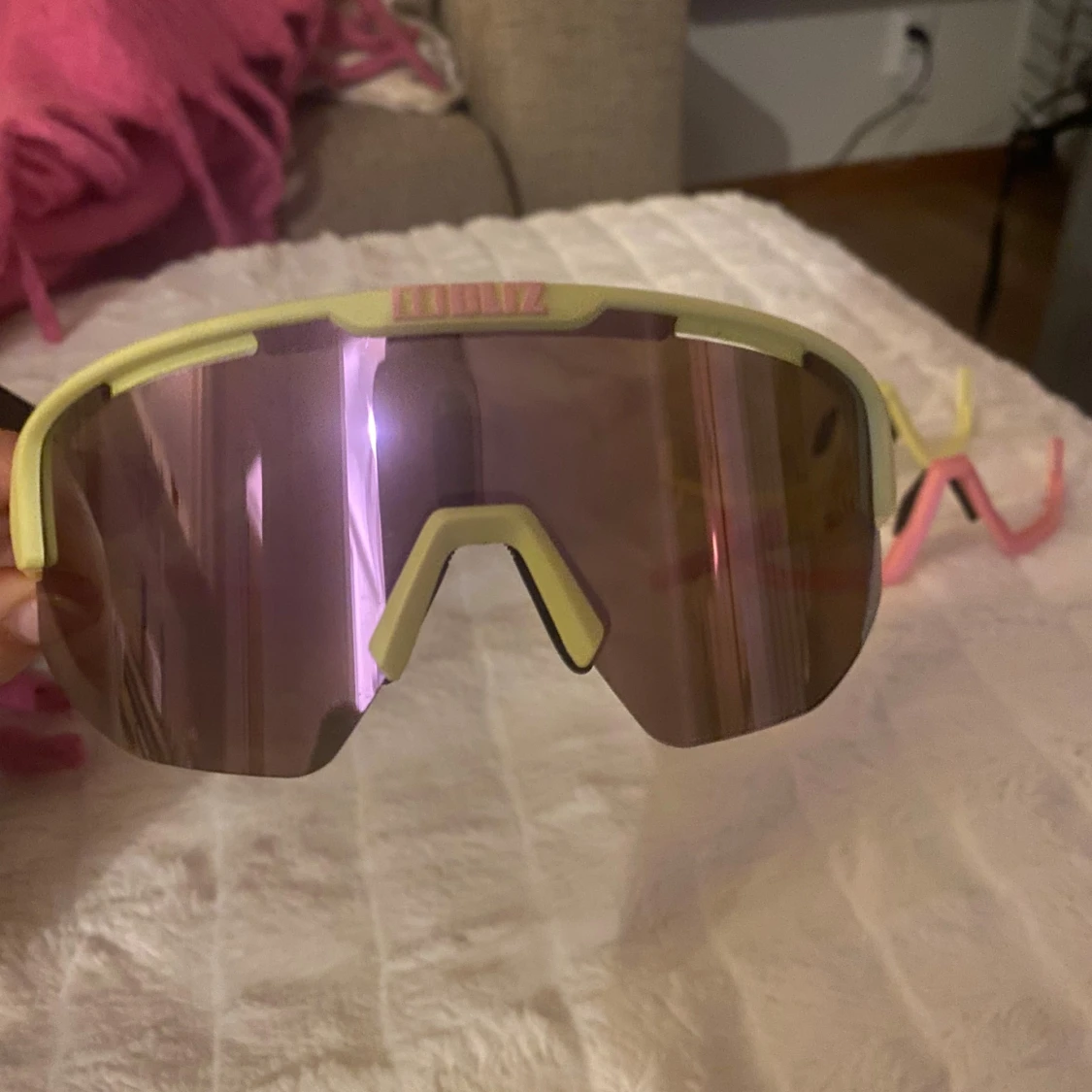 Bliz sportglasögon med rosa och gula bågar - 2