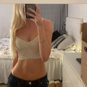 Vit spets topp  - Säljer denna vita supersöta spets toppen från New Yorker i storlek XXS🩷färgen är lite urtvättad 