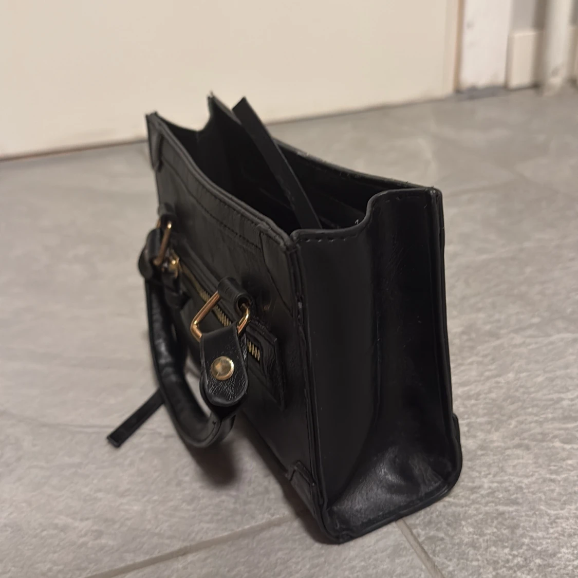 Svart handväska med gulddetaljer - 1