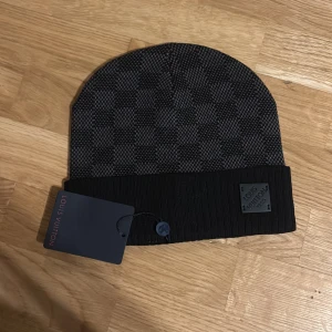 Svart rutig mössa  - Skön och varm mössa med tagg kvar. Helt ny inga skador eller märken                                                      Skick ⭐️ 10/10                                                                      Färg 🎨 svart.                                                                   Snabb och trygg frakt 🚚