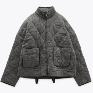 Grå quiltad jacka  - Quiltad jacka i grå färg från zara! I storlek xs men sitter som en s! 