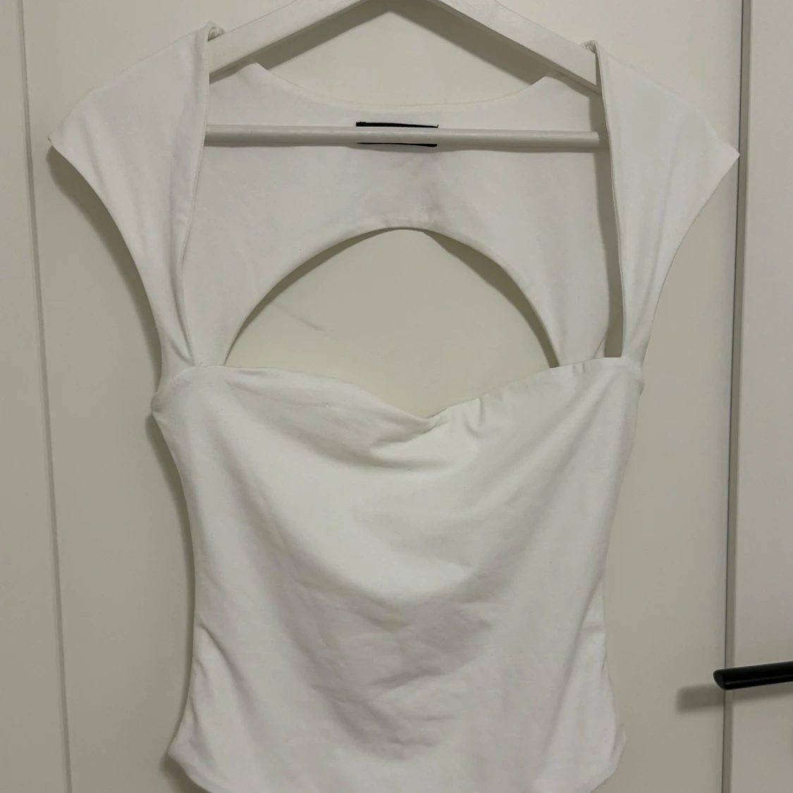 Vit topp med cut out-detalj