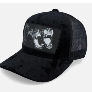 Svart keps  - Snygg svart keps. Säljer för 400kr har använt kepsen seriöst 2 gånger 