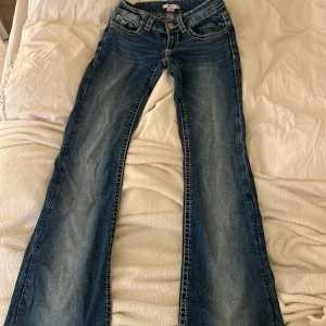 Low waist bootcut jeans från Gina 14+💞 - Snygga blå jeans från Gina Tricot i bootcut-modell med låg midja. Jeansen har dekorativa broderade bakfickor med knappar. Passar dig som gillar detaljer och klassisk denimstil. Dom är väldigt low waist💞skriv för frågor och är öppen för prisförslag ❤️‍🩹