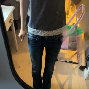 Blå jeans  - Snygga blå jeans, storlek 158,väldigt bra kvalitet.säljer för jag inte använder dom, köpte för 400 men säljer dom för 200kr