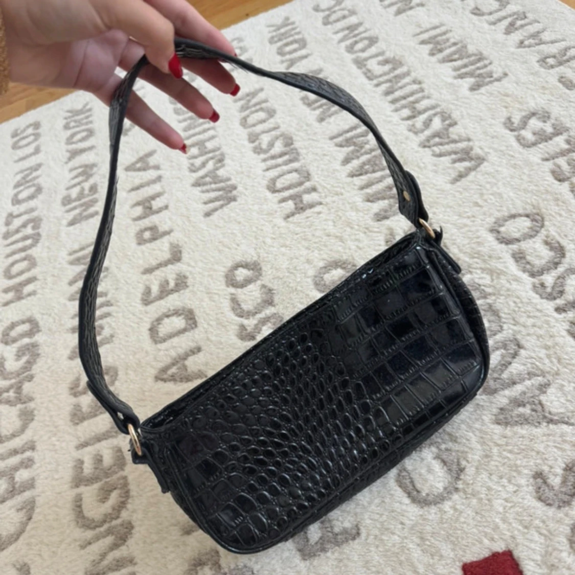 Svart axelväska i krokopräglat skinn