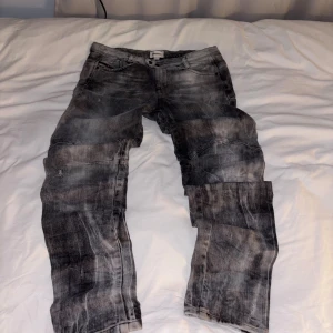 Diesel Jeans - Feta diesel jeans med snygga slitningar och tvätt