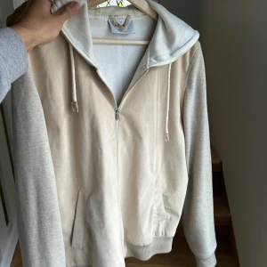 Gran sasso cardigan  - Hej säljer en fin gran sasso cardigan i strl M/L, jackan är i princip som ny. Öppen för bud och byten.