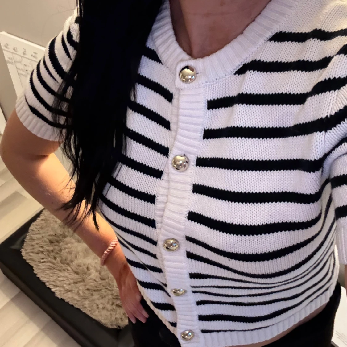 Randig vit och svart kofta med kort ärm - 1