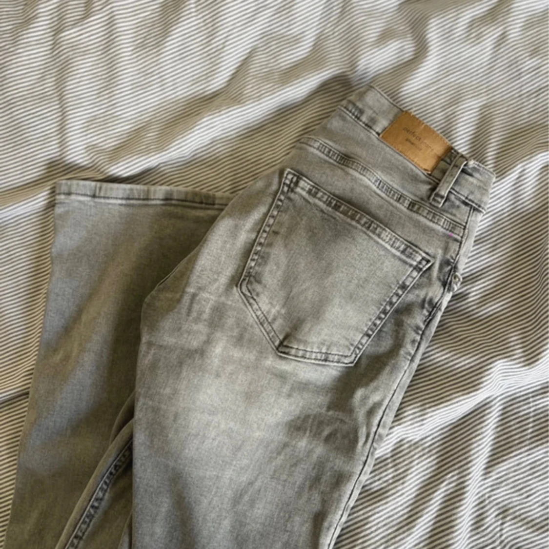 Gråa Perfect Jeans i rak modell - 1