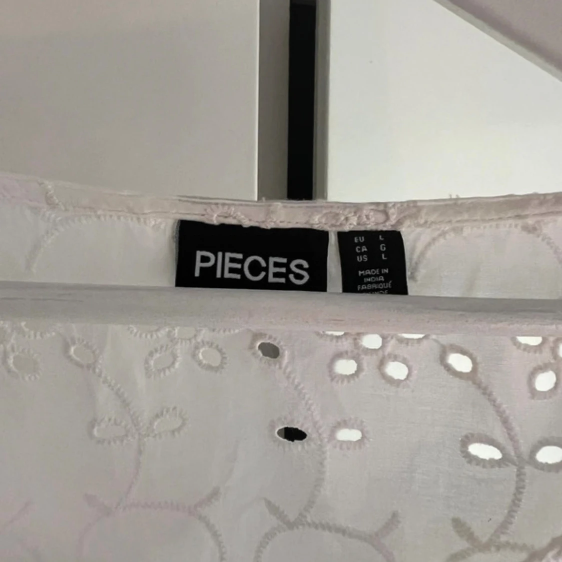 Vit blus med broderade detaljer från Pieces - 1