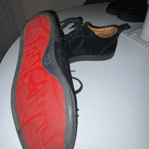 Christian Louboutin svarta sneakers med nitar - - Storlek 44,5 men passar 44/45                              - Mycket fint skick                                                        - Flärp vid hälen hänger lite men går att sy fast!    - 🟥Öppen för prisförslag! 🟥                                   - Mockan impregnerad med spray från Springyard                                                                      - Skickar inom 1-2 dagar