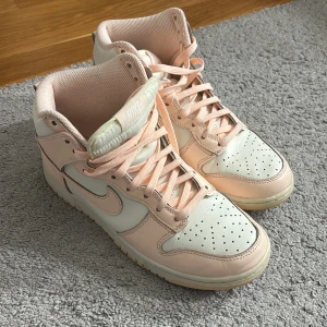 Nike dunks rosa  - Nike dunks ser helt nya ut knappt använda, en fin rosa färg 