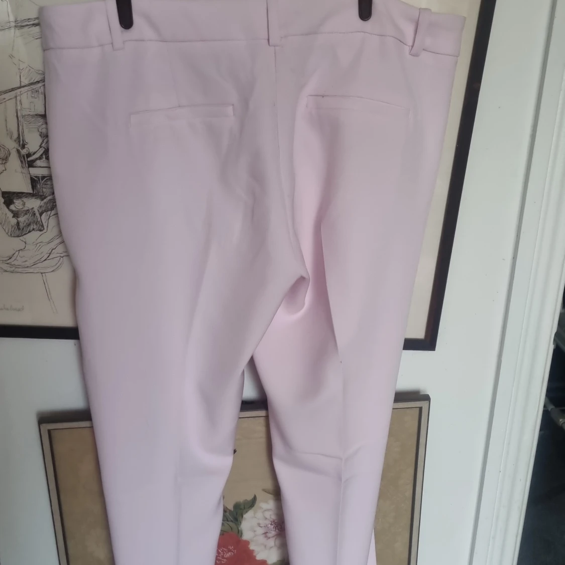 Ljusrosa bootcut byxor från BikBok - 1