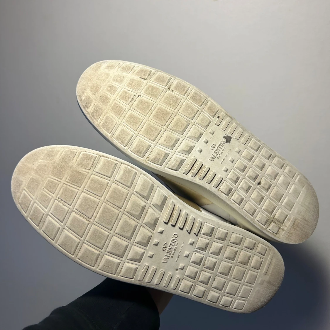 Valentino Garavani sneakers i vitt och guld - 2