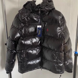 Ralph lauren jacka  - Hej! Jag säljer nu min Ralph lauren jacka som är perfekt för Sverige kalla väder den har dun i sig så den är hur varm som helst. Jackan är i jättebra skick och den är endast testad jag säljer den pågrund av att den inte passar min personliga still. Den är äkta och kvittot finns, kör av dig vid minsta lilla fråga!👍