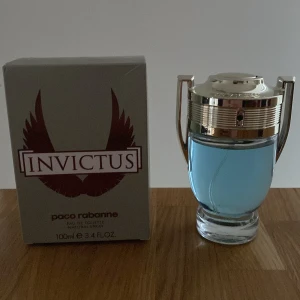 Invictus Eau de Toilette 100ml - Invictus från Paco Rabanne, Eau de Toilette i en unik troféformad flaska. Volymen är 100ml. Perfekt för dig som vill sticka ut med en ikonisk design och ett fräscht intryck.