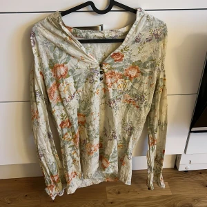 Blommig blus från Lindex i storlek 40 - Säljer en blommig blus från Lindex i storlek 40. 