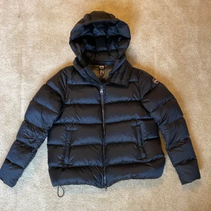 Mörkblå vinterjacka  från Colmar - Säljer min mörkblå vinterjacka från Colmar! Använt den i en vinter till och från och varit väldigt försiktig med den. 