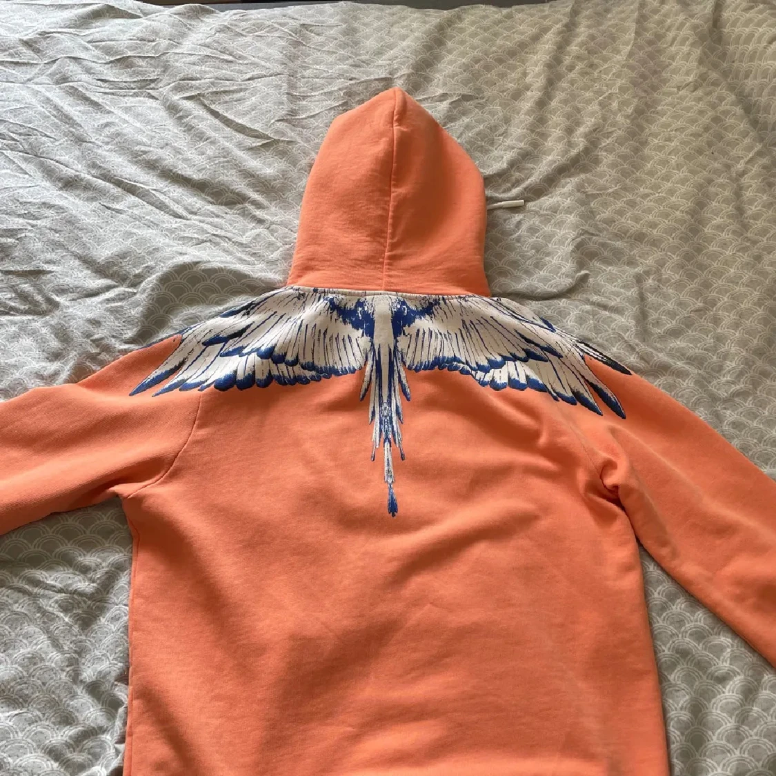Orange hoodie med vingar från Marcelo Burlon - 1