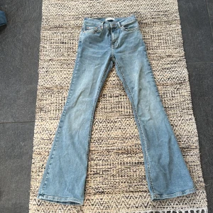 Bootcut ljusblå jeans från Perfect Jeans - Simpla, jusblåa jeans från Gina tricot perfect jeans. Mid-highwaist, mjukt material och knappt använda❣️