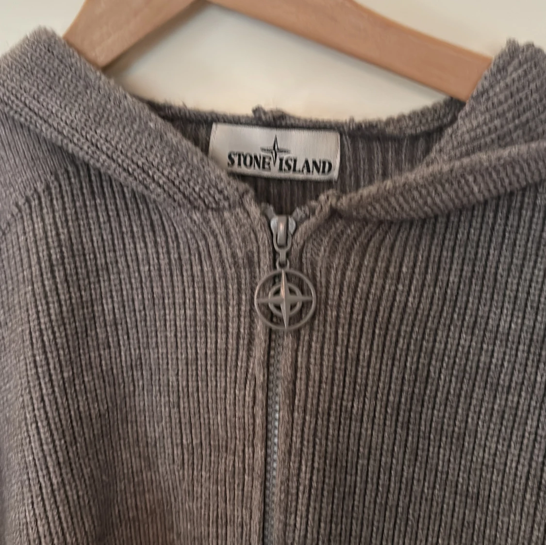 Grå stickad hoodie från Stone Island - 1