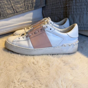Valentino Open - Vita Valentino Opens med rosa detalj, bra skick, lite smutsiga