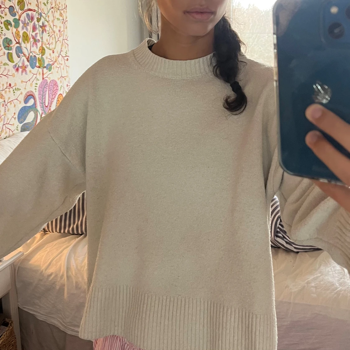 Cremevit oversized stickad tröja - 1