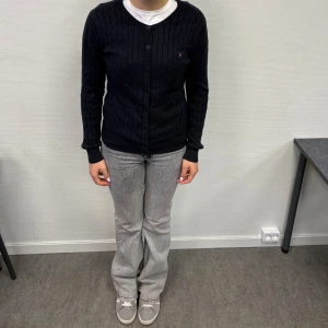 Stickad kofta från GANT - Perfekt för dig som gillar en clean och stilren look!