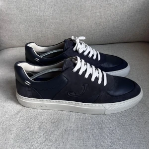 Jacob cohen sneakers  - Jacob Cohen dreamer skor i nyskick. Storlek 41,5 men passar dig med 42-43 utmärkt! Riktigt eftertraktad modell som är slutsåld överallt🤩