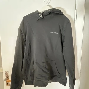 Axel Arigato Hoodie - Säljer nu min Axel Arigato hoodie då den knappt kommer till användning :)