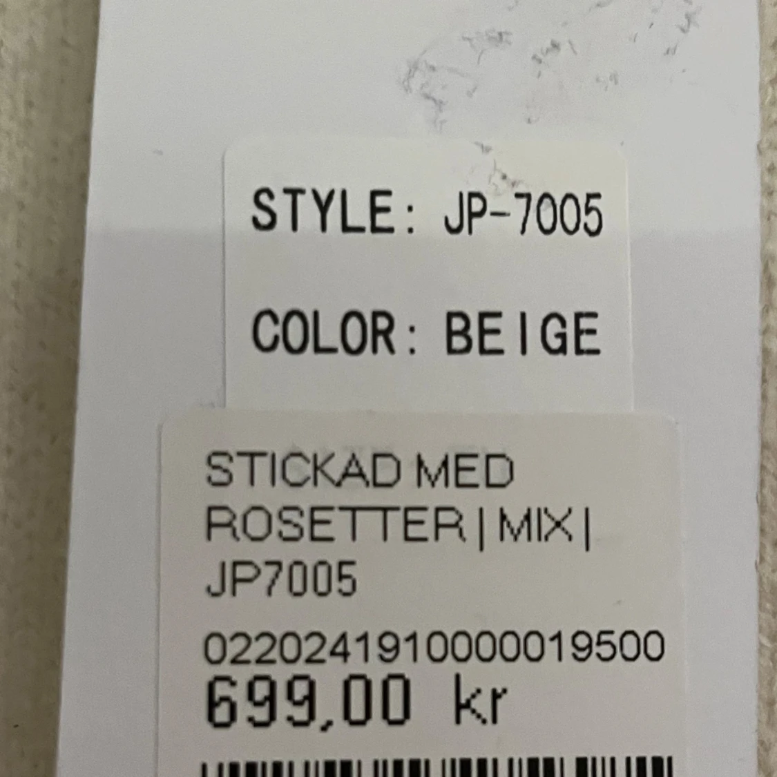 Vit stickad tröja med rosetter från JS - 4