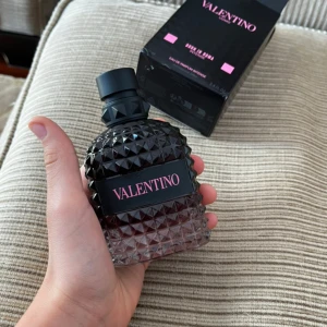 Valentino Born in Roma Intense - Valentino Uomo Born in Roma Intense Eau de Parfum, 100 ml. Snygg flaska med modern vibe och rosa detaljer. Perfekt för dig som vill sticka ut med en exklusiv doft från ett ikoniskt modehus.