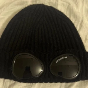 Svart ribbad mössa  - Svart ribbad mössa