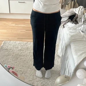 Svarta linnebyxor  - Säljer ett par svarta linnebyxor med avslappnad passform och snörning i midjan. Byxorna har raka ben och sitter skönt på höften. Perfekta för dig som gillar en chill och enkel stil. Passar lika bra till sneakers som till sandaler.