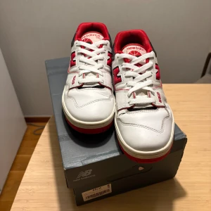 New Balance 550 - De är väl använda men fortfarande bra skick, skicket syns på bilderna😇 Säljer ett par adidas skor med, kolla gärna in min sida🙏🏼 Fler bilder finns! Storlek 40, normal i storleken!