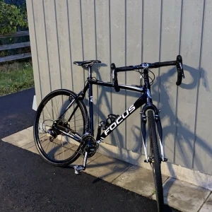 Focus Mares Cyclocross - Focus Mares cyclocross med SRAM växlar, aluminiumram och racingstyre. Cykeln är i gott skick med minimalt slitage, perfekt för både träning och tävling. Utrustad med kvalitetskomponenter och robusta däck för varierad terräng. Inga synliga defekter.