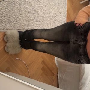 Svart/grå lowwaist bootcut jeans - Säljer mina jätte snygga low waist bootcut jeans ifrån Bershka då de börjar bli lite små på mig!💕lite slitna längst ner, se sista bilden 